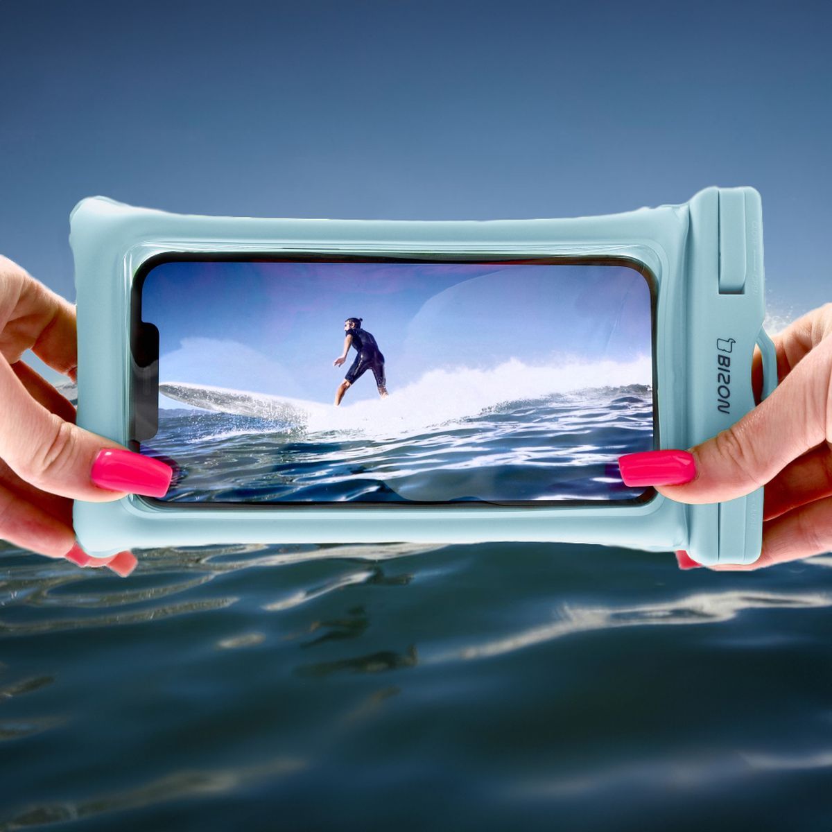 Przezroczystość i klarowność obrazu wyświetlanego na ekranie w etui Bizon Case Hydrofloat