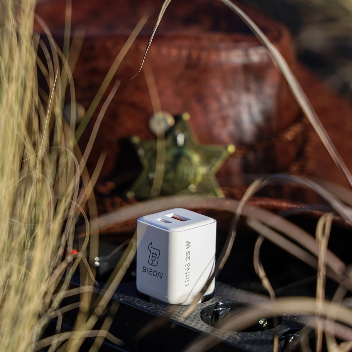 Rzut na dwa porty USB-C i USB-A w ładowarce Bizon Charger 25 W