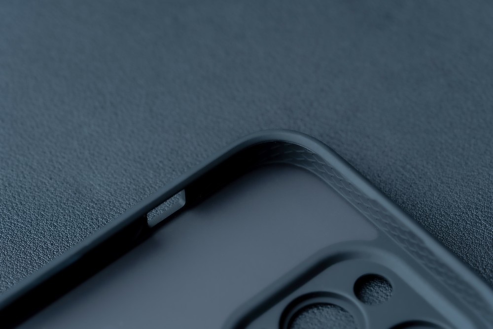 Zbliżenie na precyzyjne wycięcia w etui Bizon Case Hybrid Ring