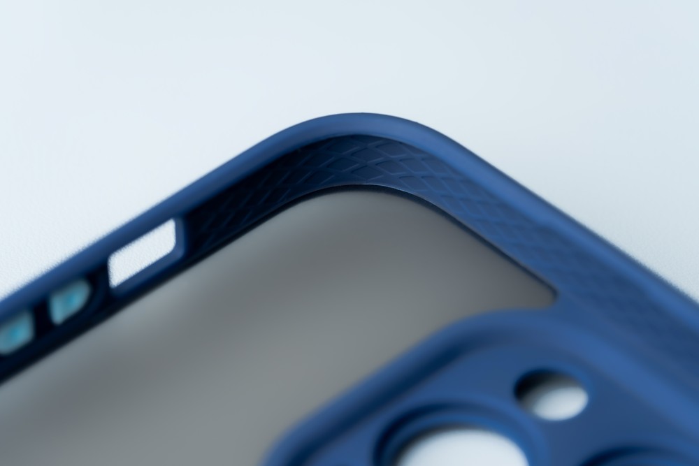 Zbliżenie na precyzyjne wycięcia w etui Bizon Case Hybrid Ring