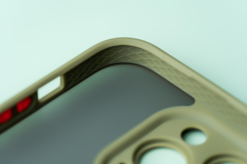 Zbliżenie na precyzyjne wycięcia w etui Bizon Case Hybrid Ring