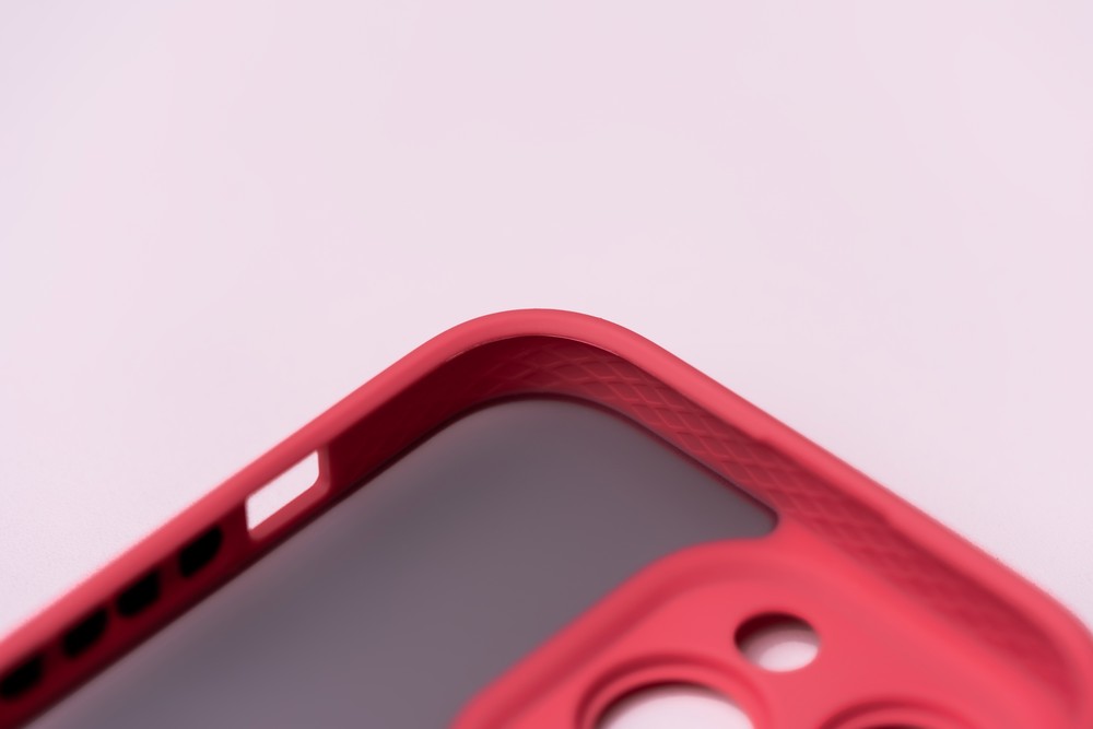 Zbliżenie na precyzyjne wycięcia w etui Bizon Case Hybrid Ring