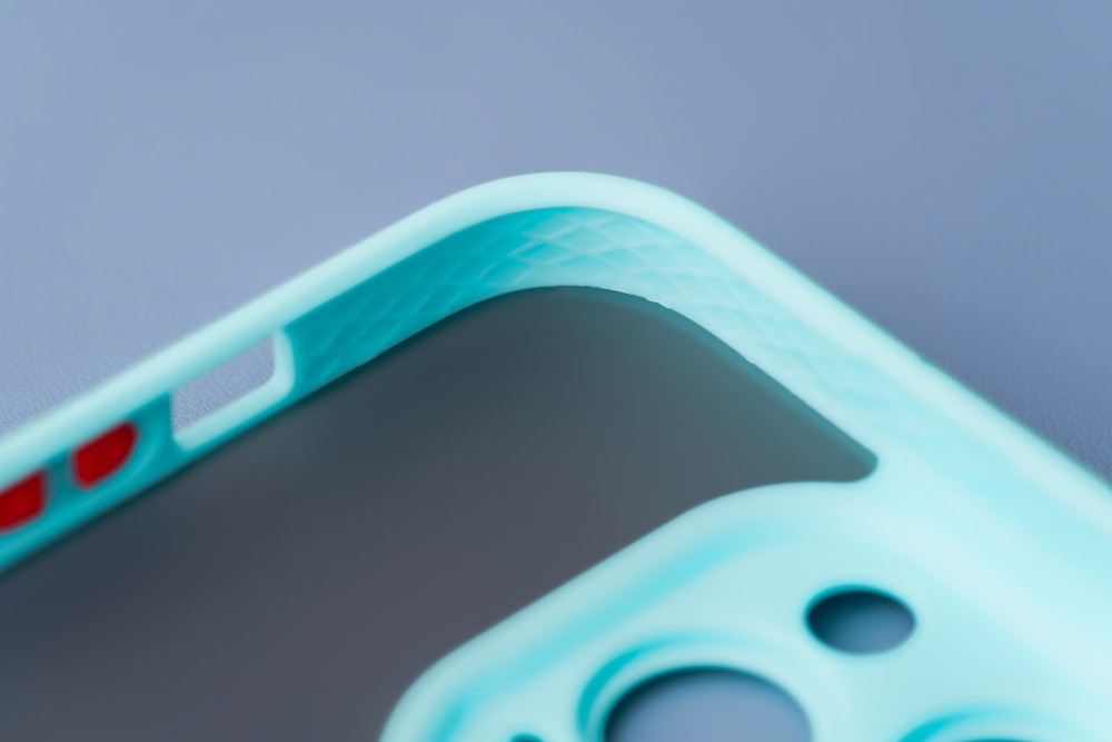 Zbliżenie na precyzyjne wycięcia w etui Bizon Case Hybrid Ring