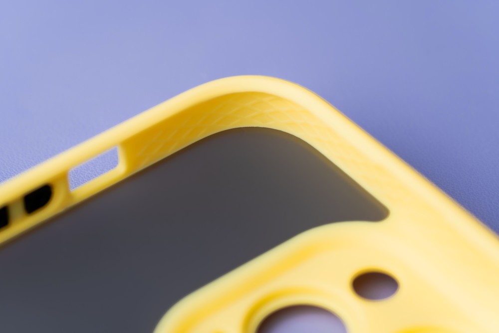Zbliżenie na precyzyjne wycięcia w etui Bizon Case Hybrid Ring