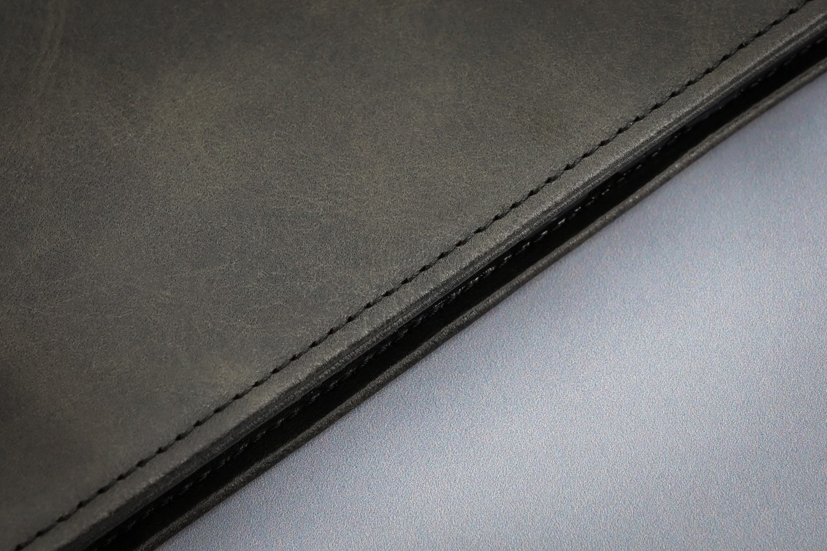 Zbliżenie na materiał i magnetyczne zamknięcie w etui Bizon Case Pocket Pro