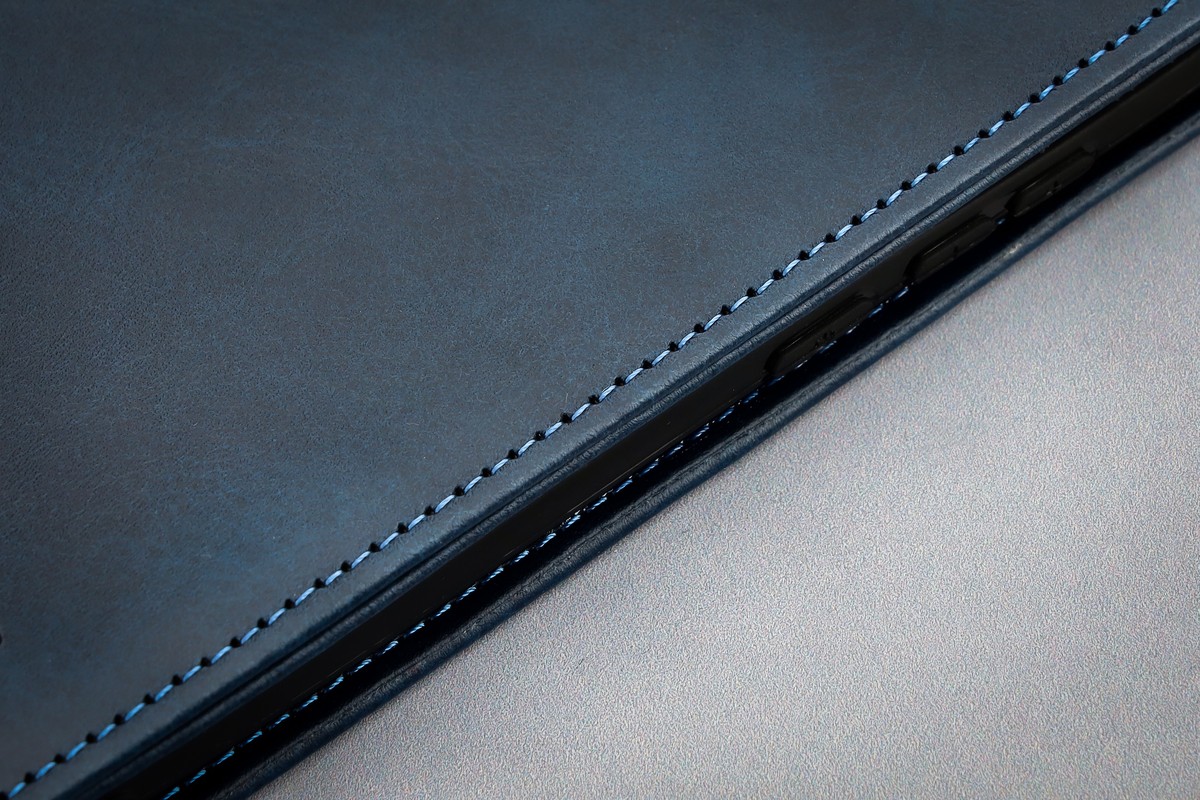 Zbliżenie na materiał i magnetyczne zamknięcie w etui Bizon Case Pocket Pro