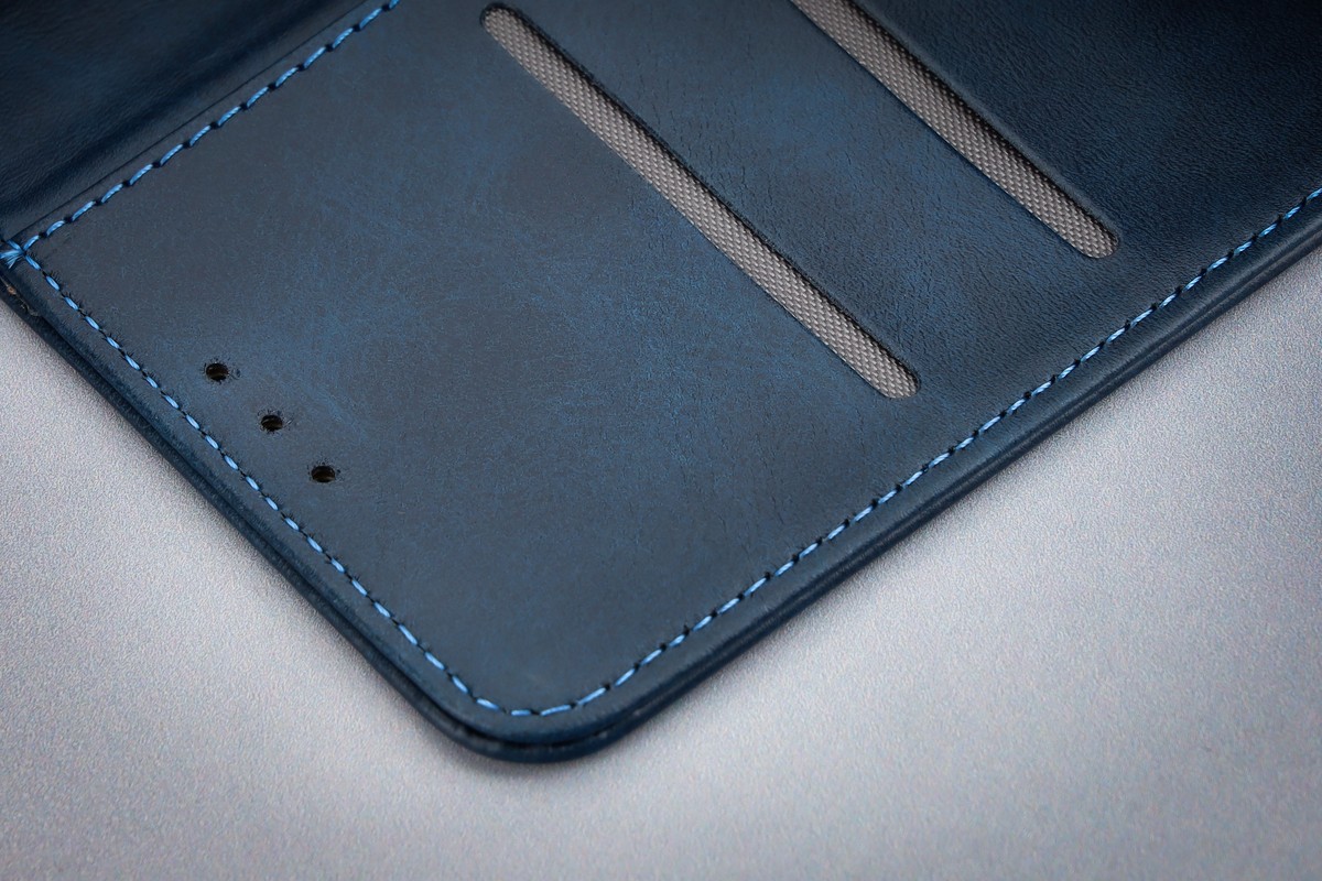 Zbliżenie na sloty na karty kredytowe w etui Bizon Case Pocket Pro
