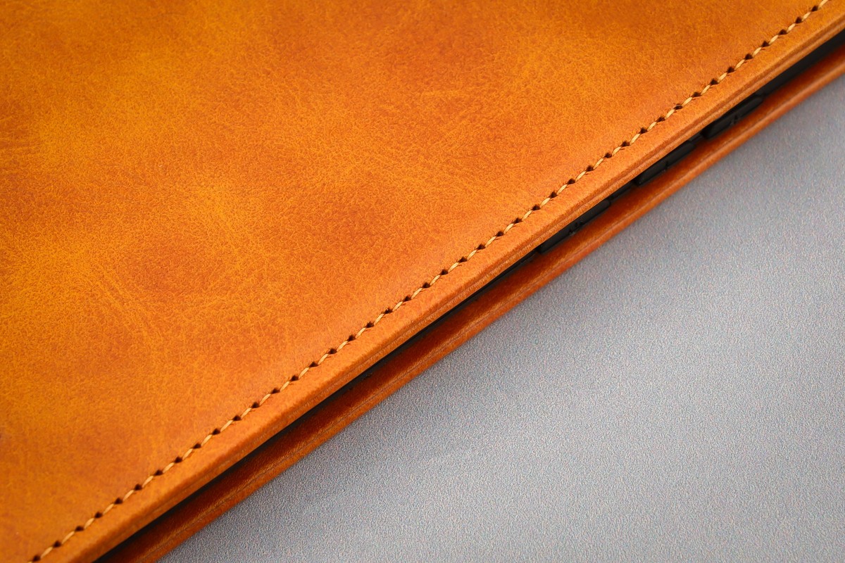 Zbliżenie na materiał i magnetyczne zamknięcie w etui Bizon Case Pocket Pro