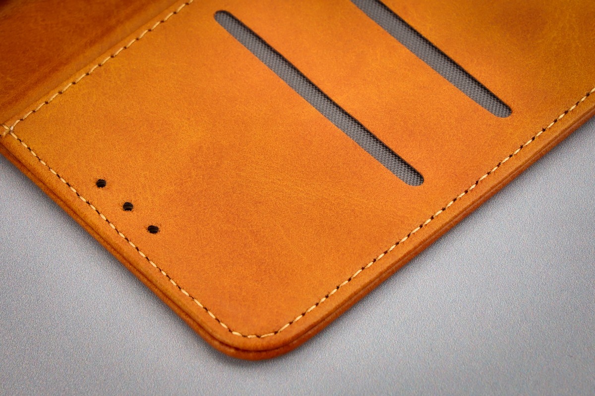 Zbliżenie na sloty na karty kredytowe w etui Bizon Case Pocket Pro