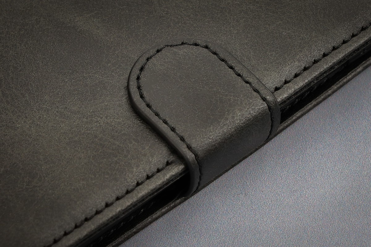 Zbliżenie na materiał i magnetyczne zamknięcie w etui Bizon Case Pocket
