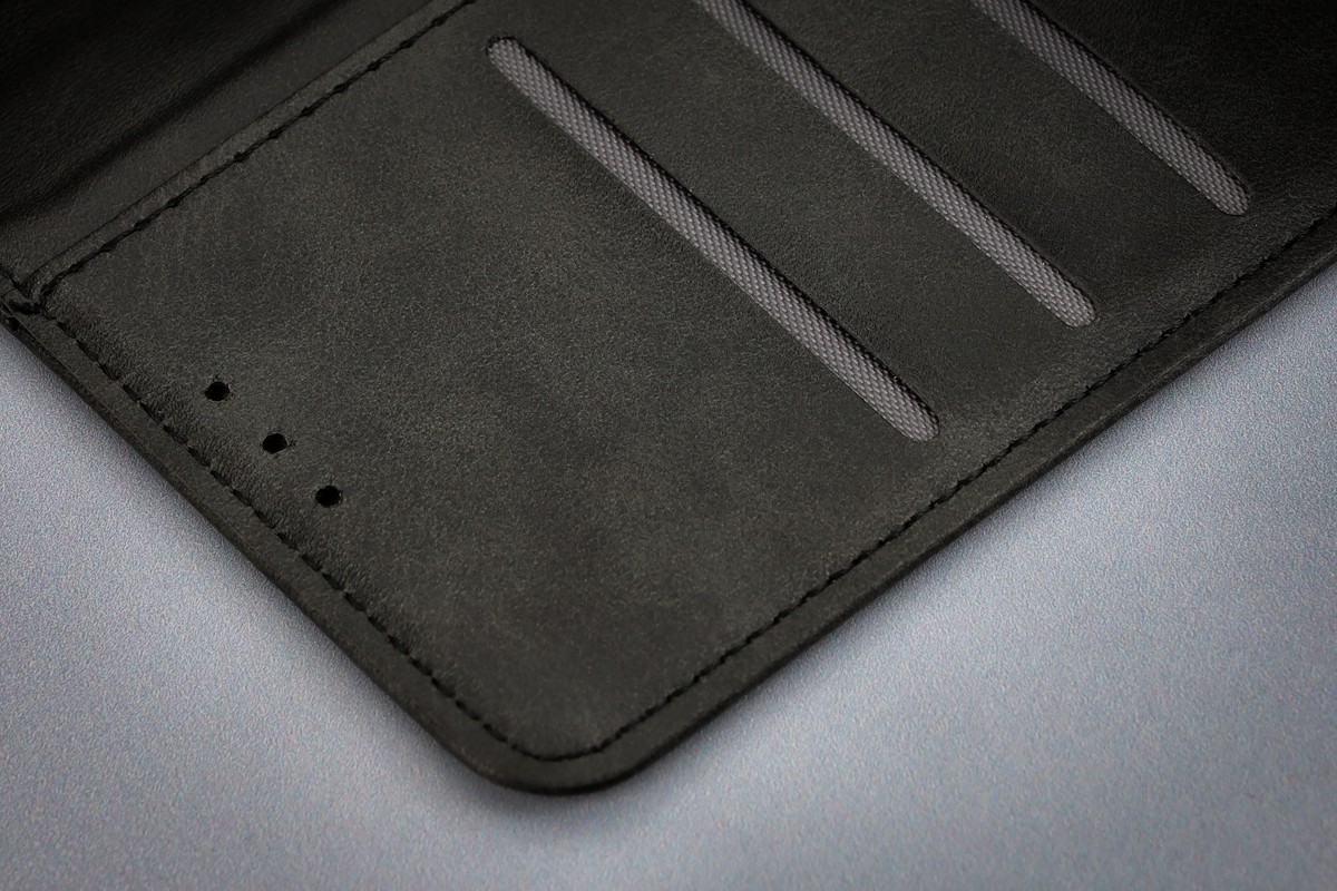 Zbliżenie na sloty na karty kredytowe w etui Bizon Case Pocket