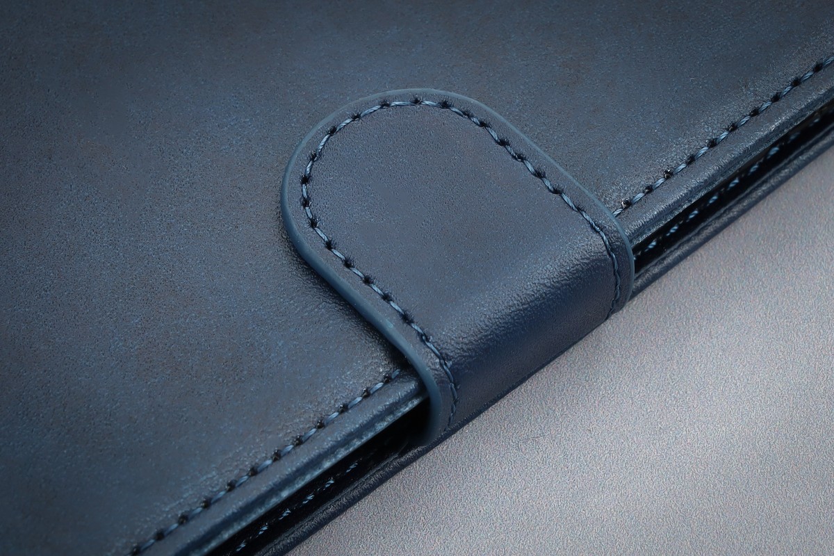 Zbliżenie na materiał i magnetyczne zamknięcie w etui Bizon Case Pocket