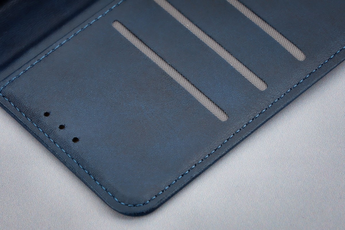 Zbliżenie na sloty na karty kredytowe w etui Bizon Case Pocket