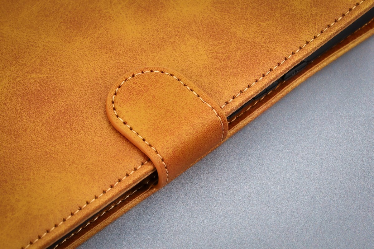 Zbliżenie na materiał i magnetyczne zamknięcie w etui Bizon Case Pocket
