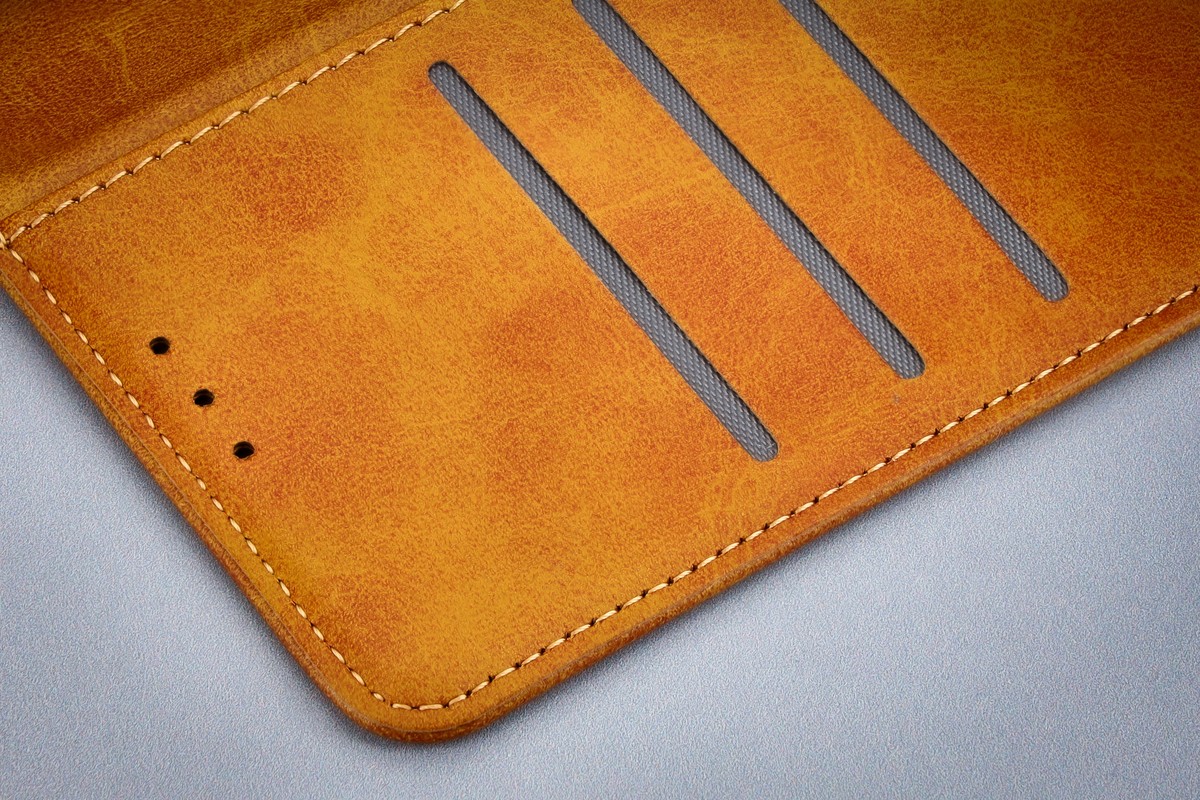 Zbliżenie na sloty na karty kredytowe w etui Bizon Case Pocket