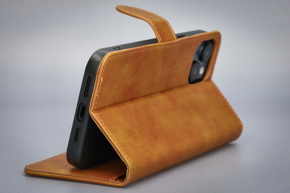 Etui Bizon Case Pocket jako funkcjonalna podstawka