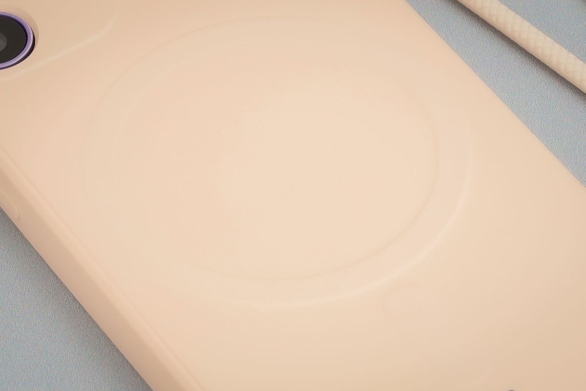 Zbliżenie na pierścień magnetyczny w etui Bizon Case Silicone Magnetic Sq