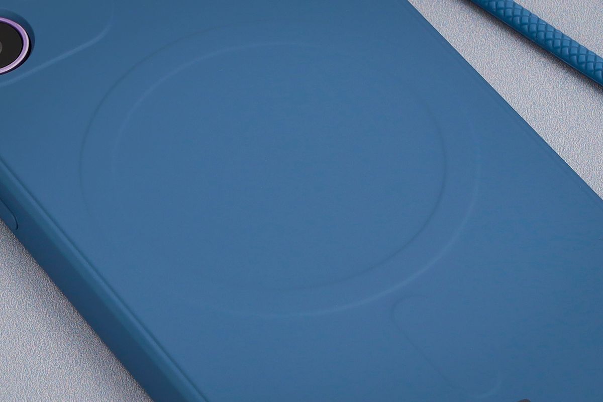 Zbliżenie na pierścień magnetyczny w etui Bizon Case Silicone Magnetic Sq