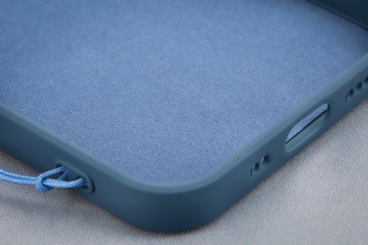 Zbliżenie na wyściółkę z mikrofibry w etui Bizon Case Silicone Magnetic Sq