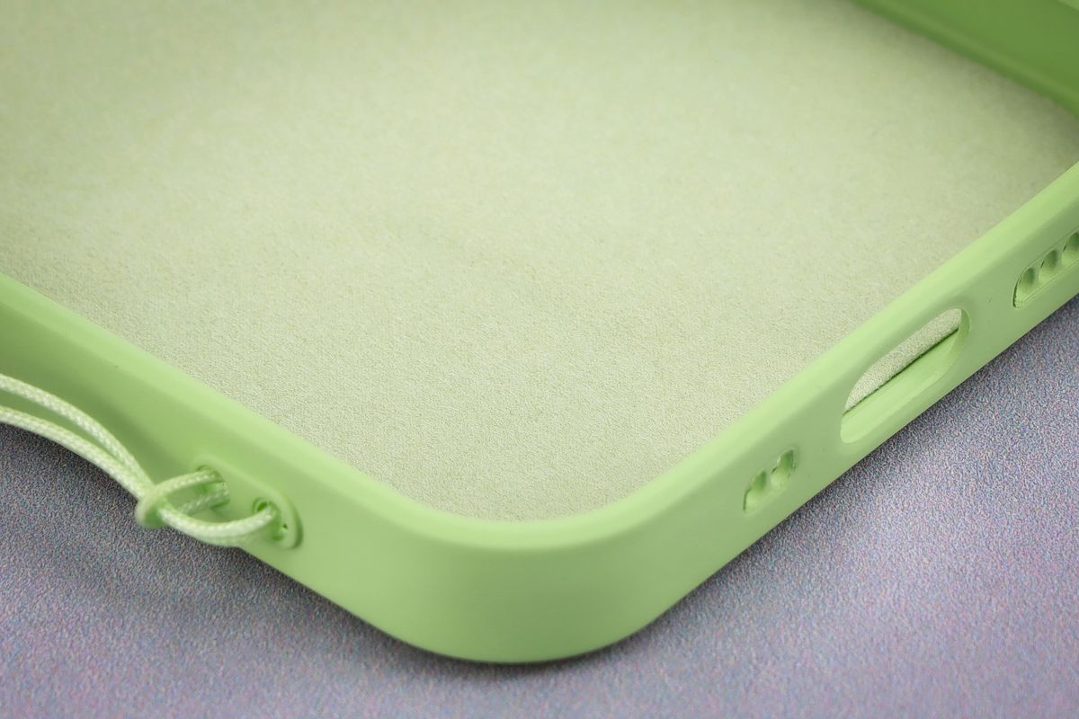 Zbliżenie na wyściółkę z mikrofibry w etui Bizon Case Silicone Magnetic Sq
