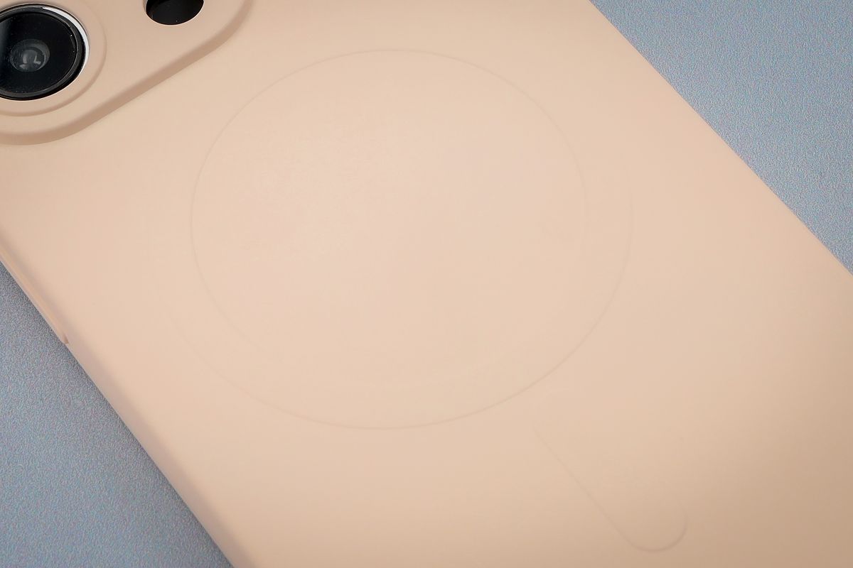 Zbliżenie na pierścień magnetyczny w etui Bizon Case Silicone Magnetic
