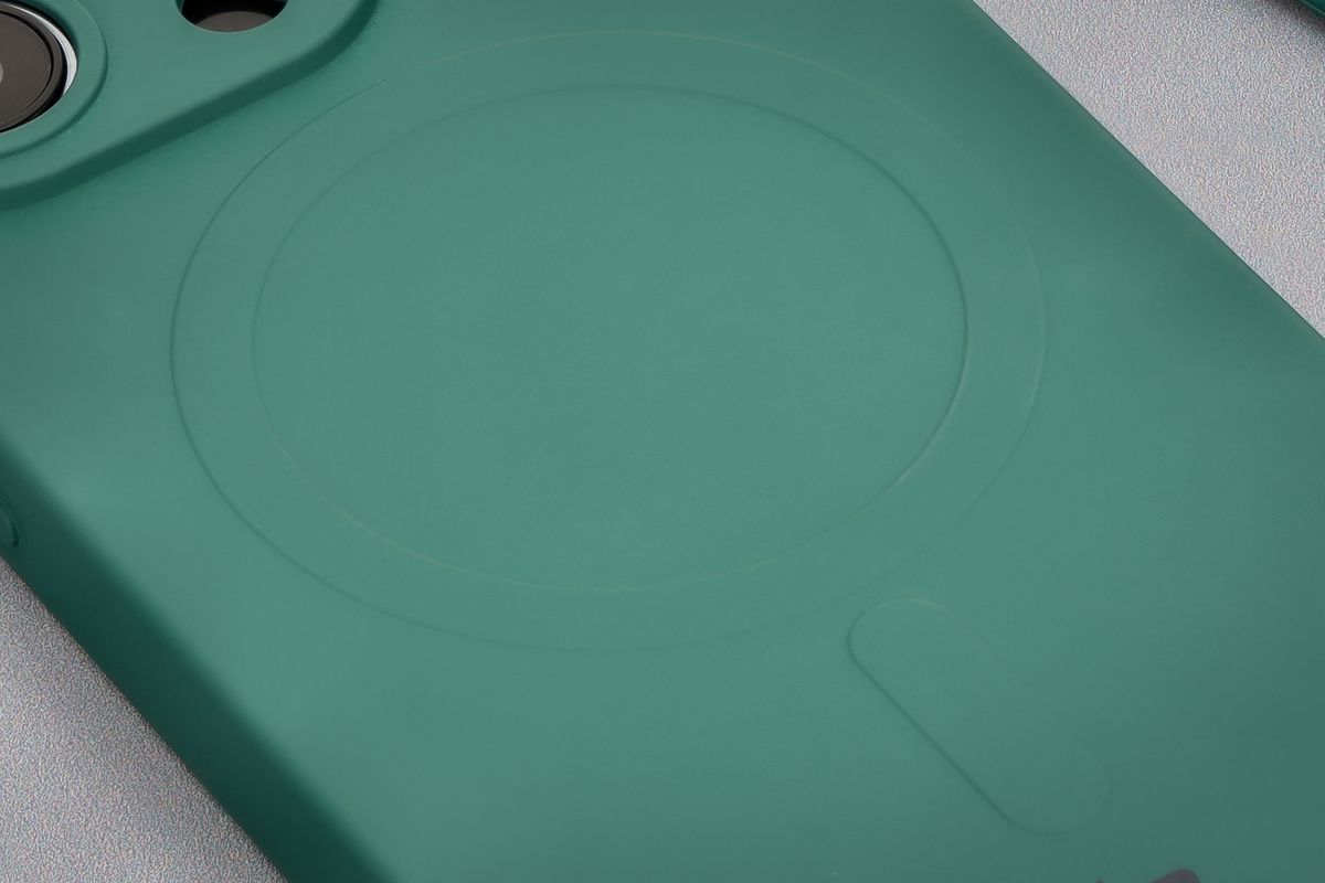 Zbliżenie na pierścień magnetyczny w etui Bizon Case Silicone Magnetic