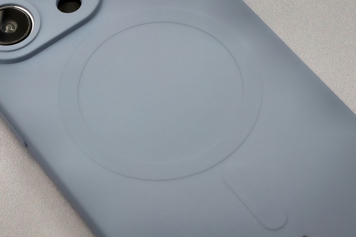 Zbliżenie na pierścień magnetyczny w etui Bizon Case Silicone Magnetic
