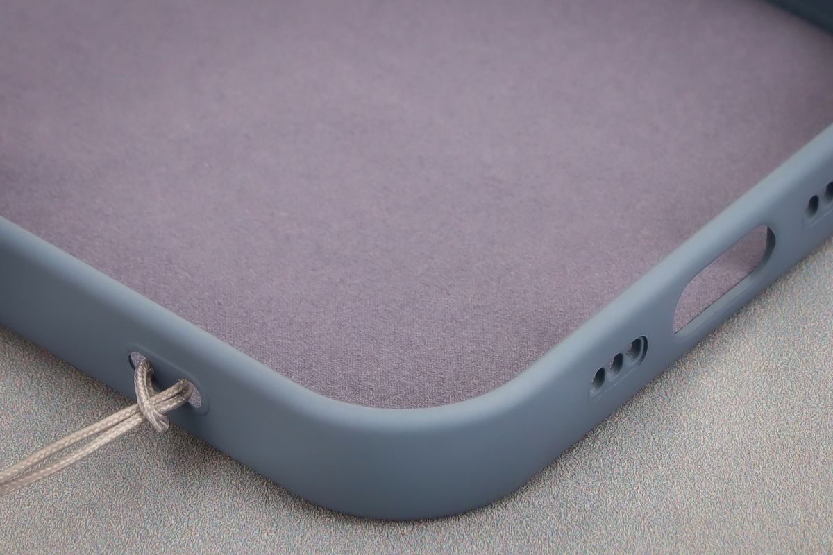 Zbliżenie na wyściółkę z mikrofibry w etui Bizon Case Silicone Magnetic