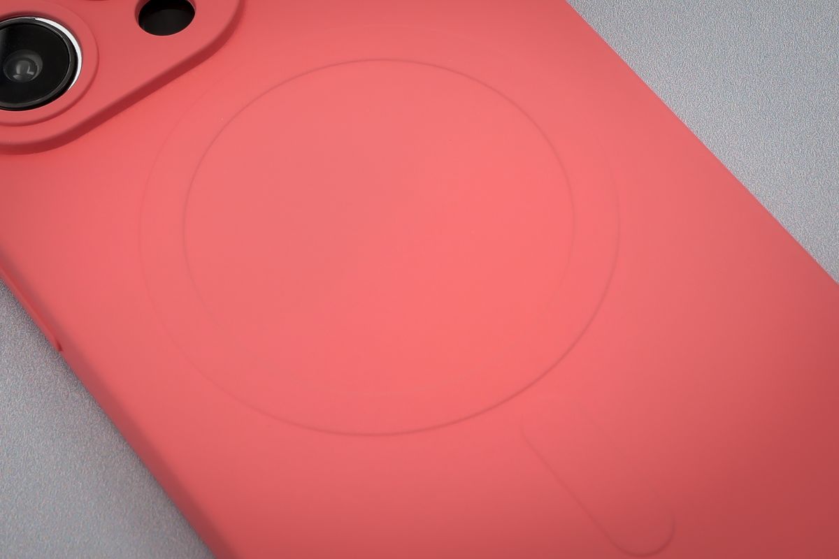 Zbliżenie na pierścień magnetyczny w etui Bizon Case Silicone Magnetic