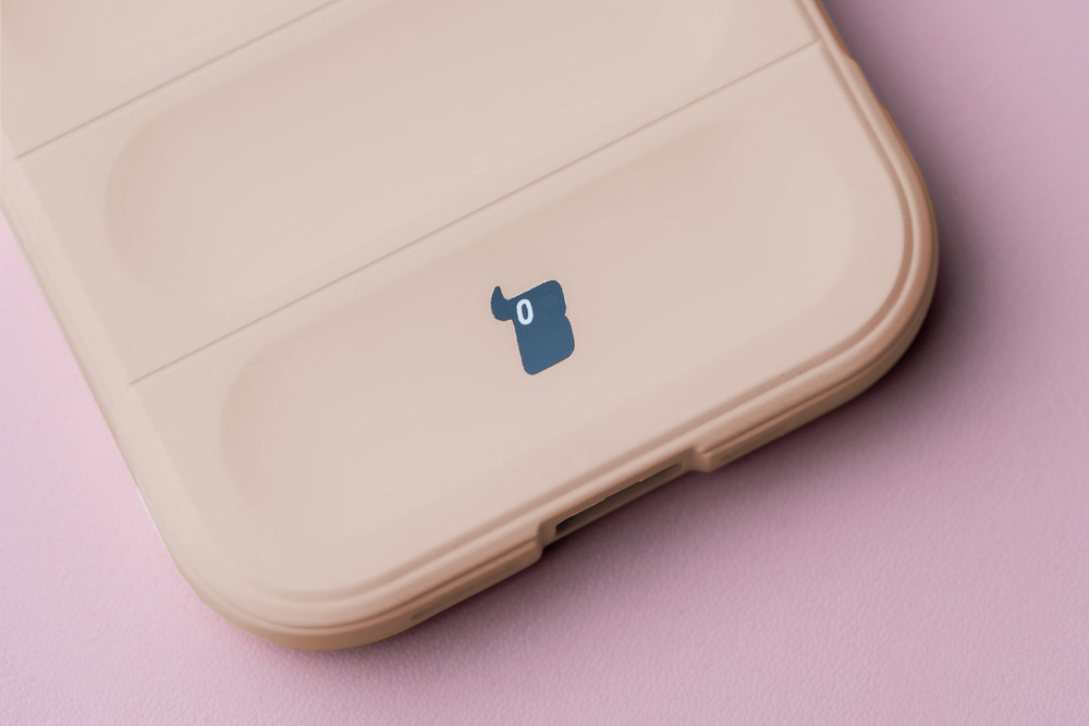 Zbliżenie na precyzyjne wycięcia w etui Bizon Case Tur