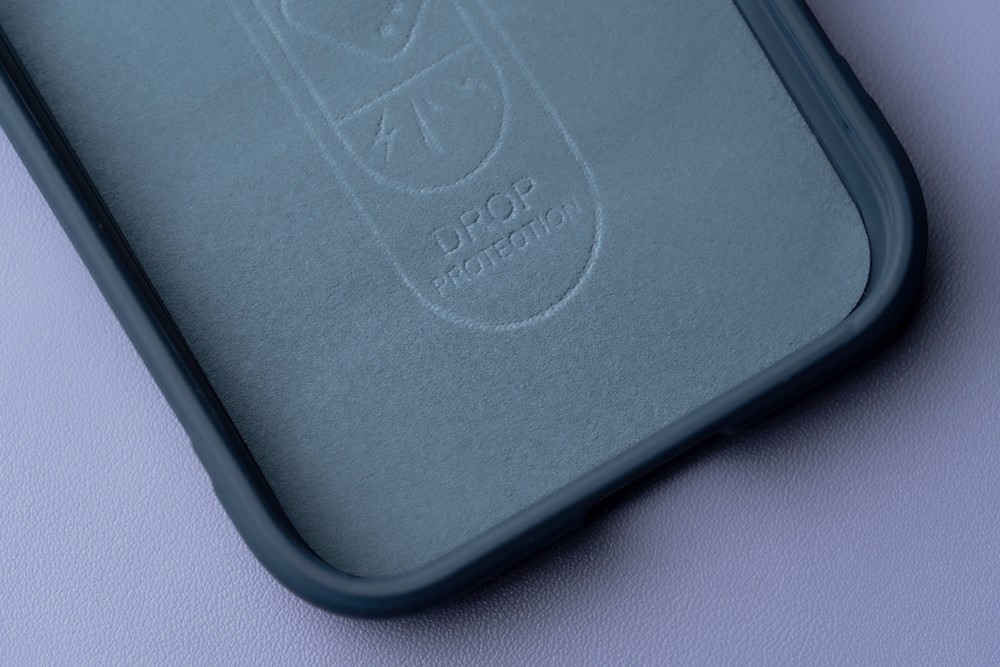 Zbliżenie na wyściółkę z mikrofibry w etui Bizon Case Tur