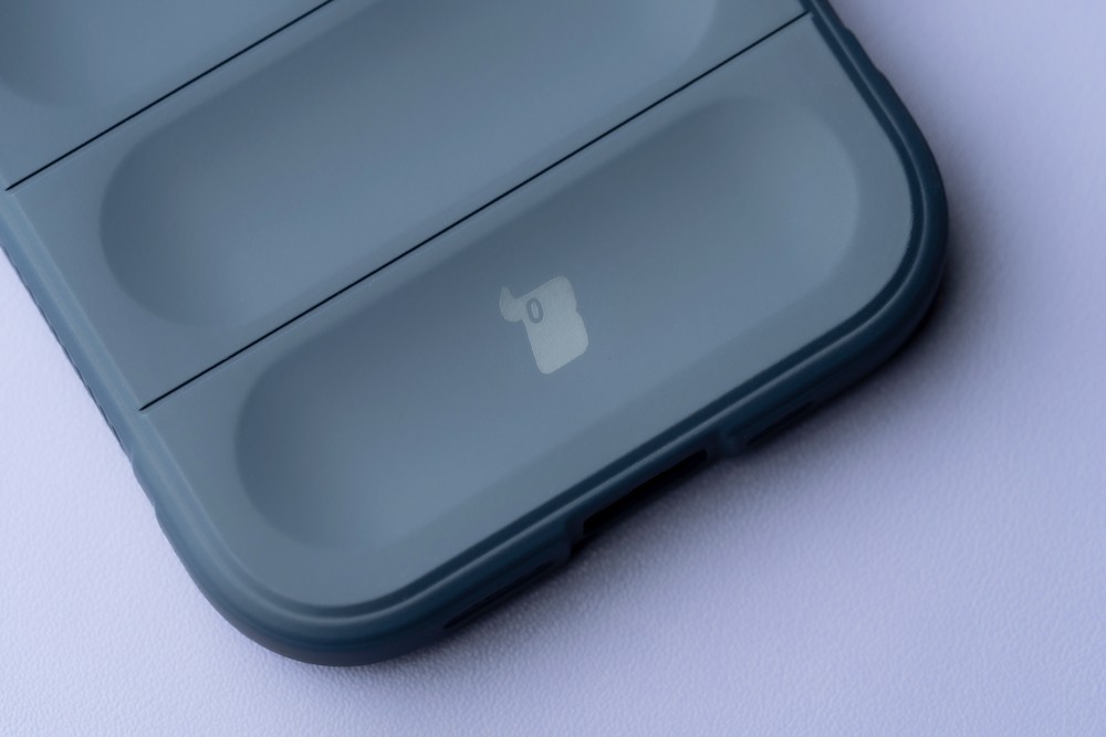 Zbliżenie na precyzyjne wycięcia w etui Bizon Case Tur