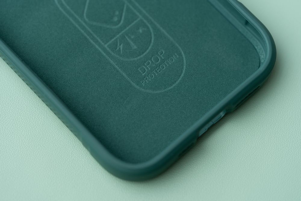 Zbliżenie na wyściółkę z mikrofibry w etui Bizon Case Tur