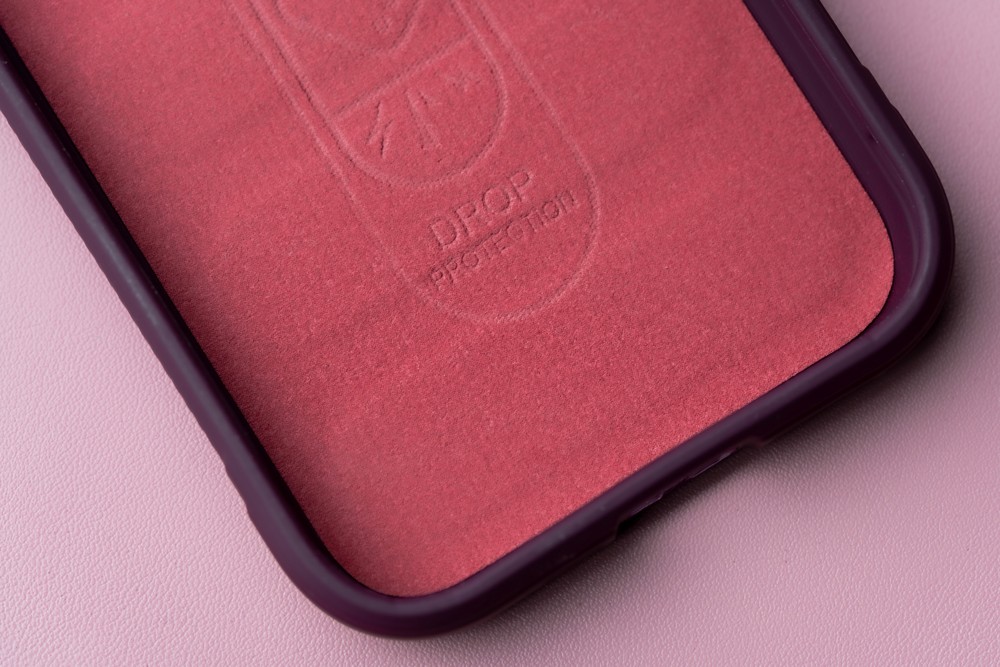 Zbliżenie na wyściółkę z mikrofibry w etui Bizon Case Tur