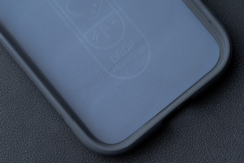 Zbliżenie na wyściółkę z mikrofibry w etui Bizon Case Tur