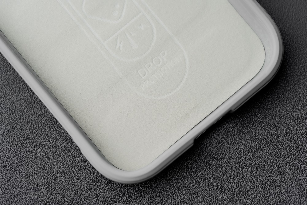 Zbliżenie na wyściółkę z mikrofibry w etui Bizon Case Tur