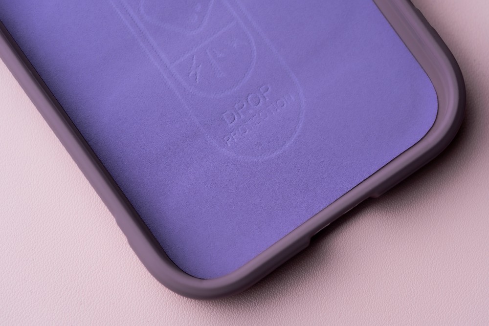 Zbliżenie na wyściółkę z mikrofibry w etui Bizon Case Tur