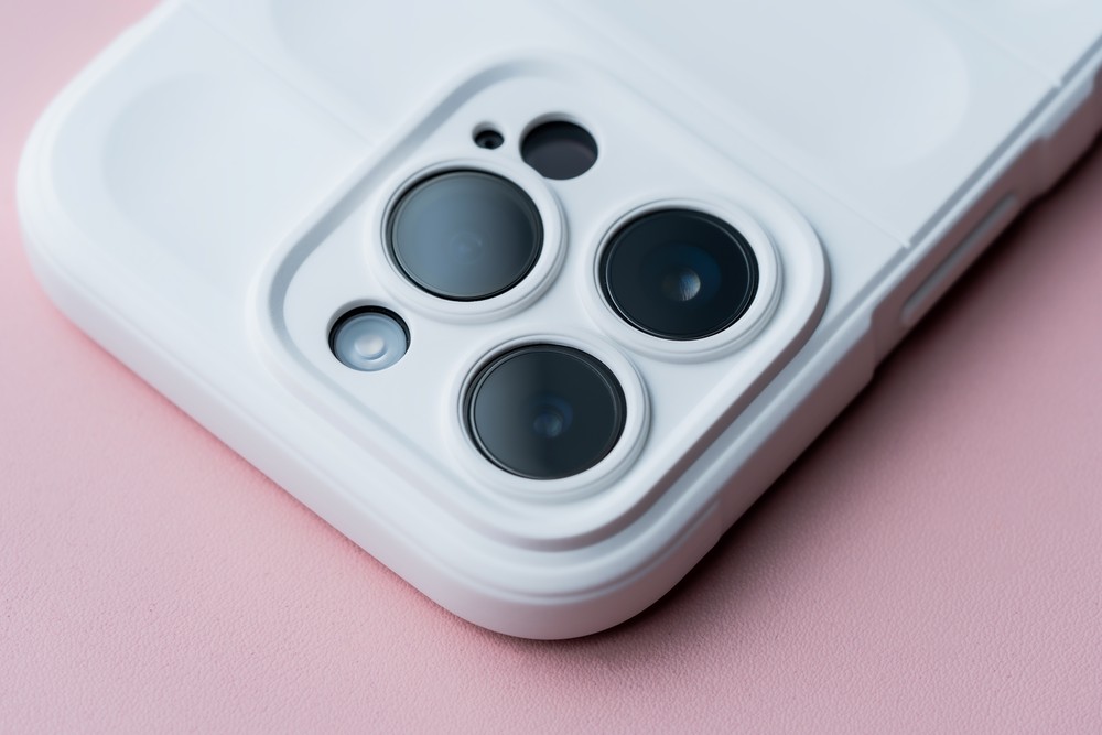 Zbliżenie na podwyższone krawędzie aparatu w etui Bizon Case Tur