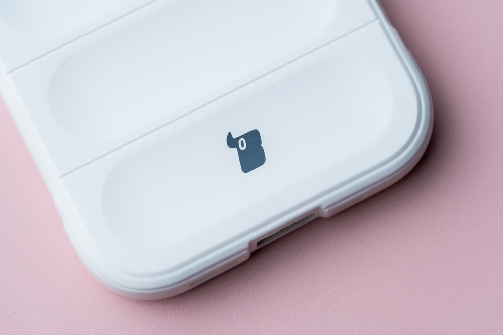 Zbliżenie na precyzyjne wycięcia w etui Bizon Case Tur