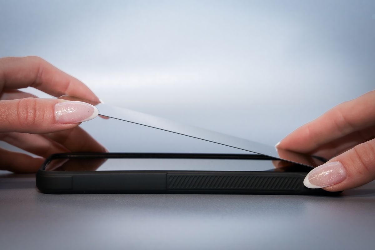 Nakładanie szkła Bizon Glass Clear Shadow na ekran