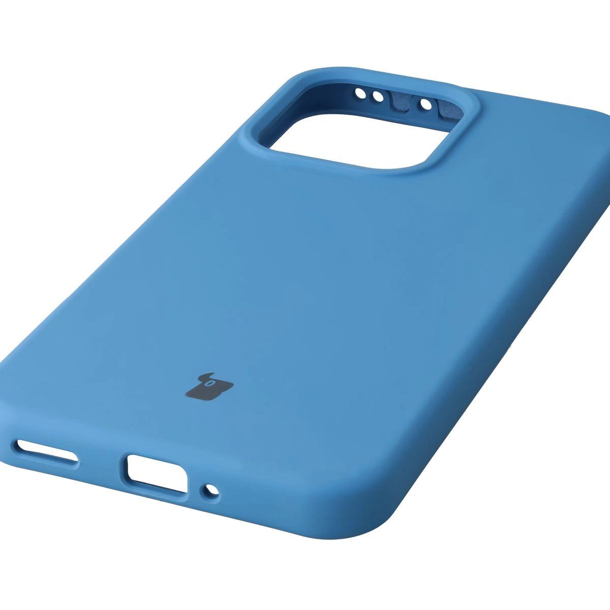 Zbliżenie na precyzyjne wycięcia i możliwość ładowania indukcyjnego w etui Bizon Soft Case do Oppo Reno 14