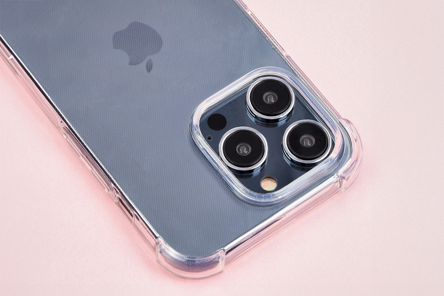 Dedykowane wycięcia i podwyższone krawędzie aparatu w etui Bizon Case Salpa