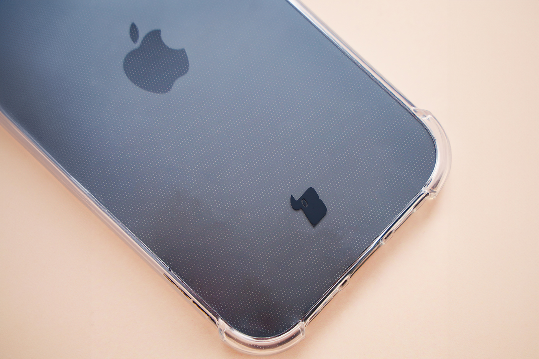 Wzmocnione narożniki, podwyższone krawędzie ekranu i kropkowana struktura w etui Bizon Case Salpa