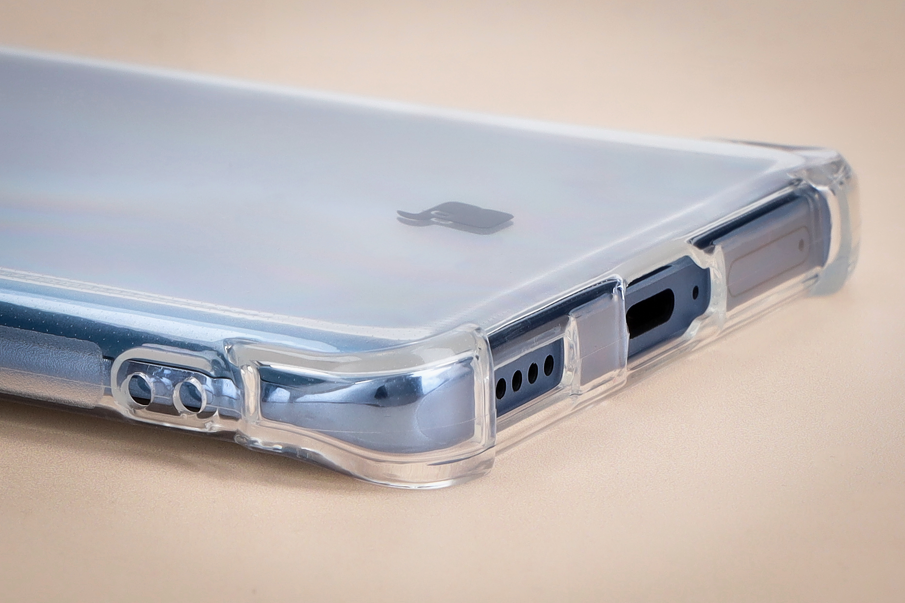 Precyzyjne wycięcia i kompatybilność z ładowaniem indukcyjnym etui Bizon Case Salpa