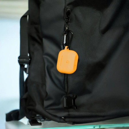 Silikonowe etui z karabińczykiem Bizon Case Headphone Silicone do AirPods 4, marchewkowe